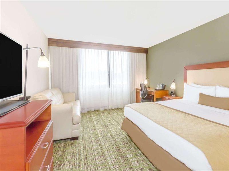 Clarion Hotel & Suites מאונט לאורל מראה חיצוני תמונה