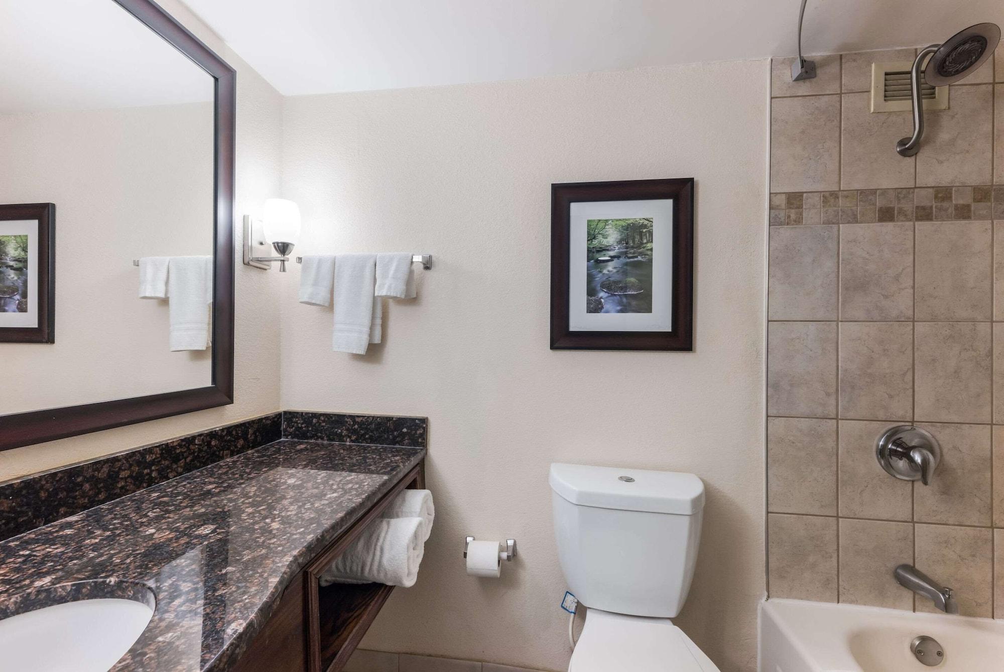 Clarion Hotel & Suites מאונט לאורל מראה חיצוני תמונה