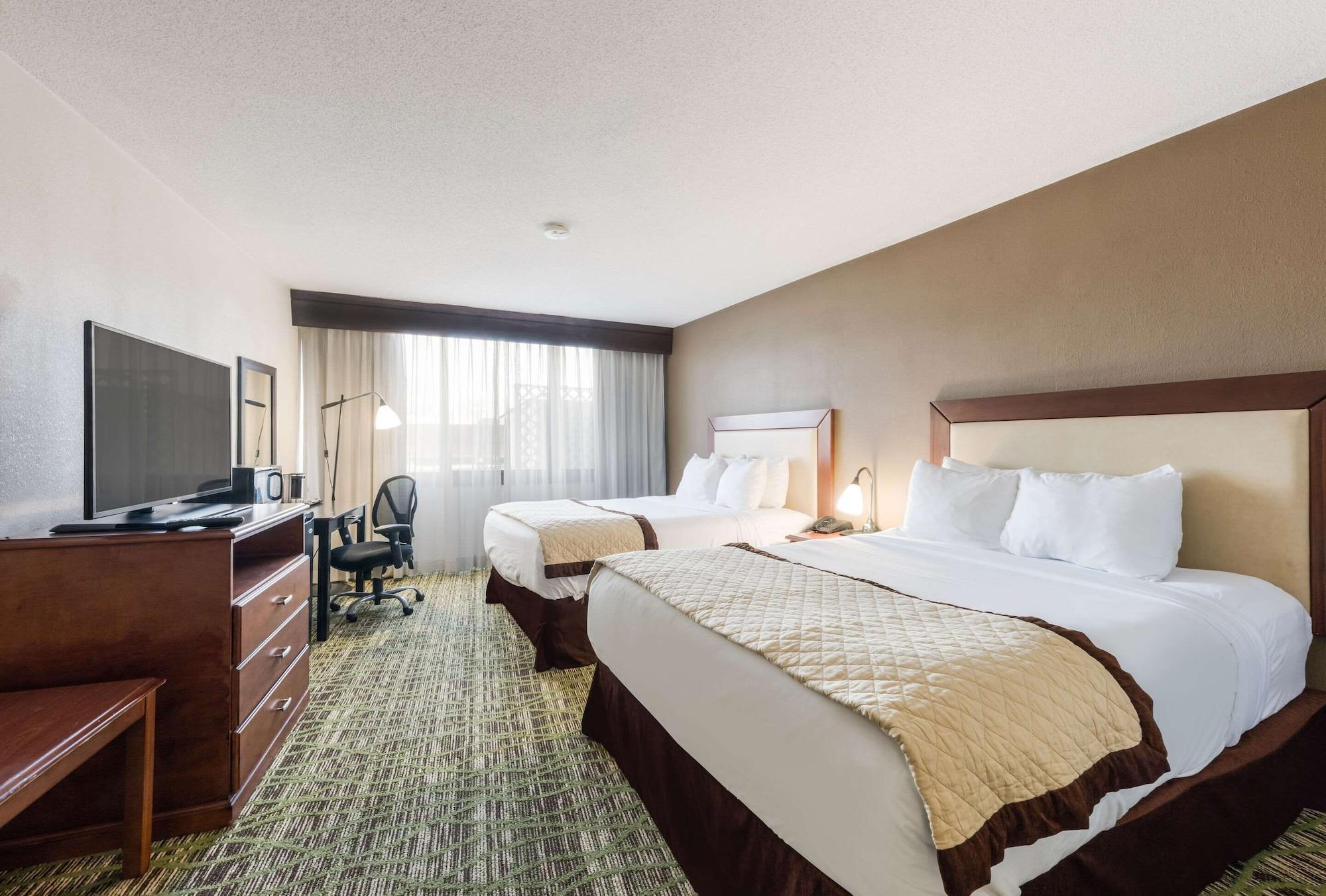Clarion Hotel & Suites מאונט לאורל מראה חיצוני תמונה