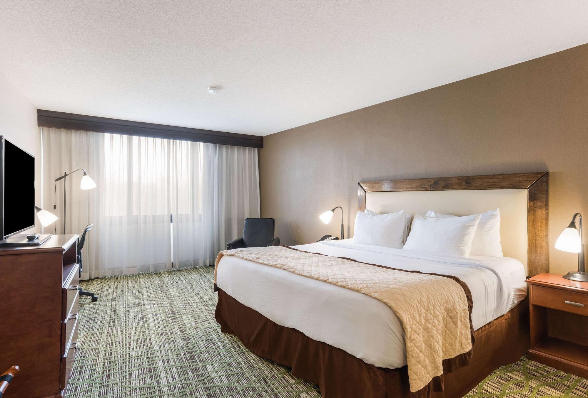 Clarion Hotel & Suites מאונט לאורל מראה חיצוני תמונה