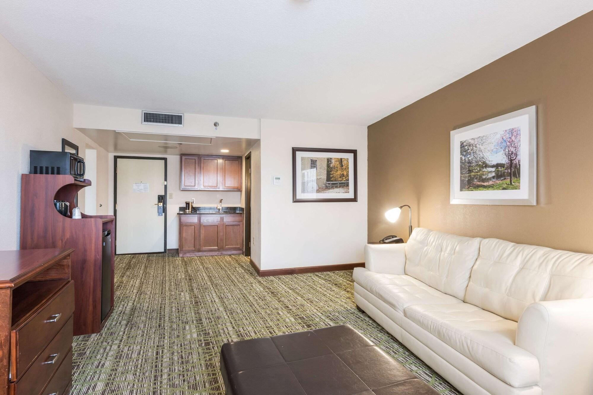 Clarion Hotel & Suites מאונט לאורל מראה חיצוני תמונה