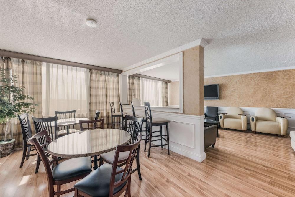 Clarion Hotel & Suites מאונט לאורל מראה חיצוני תמונה