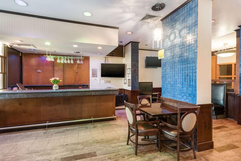Clarion Hotel & Suites מאונט לאורל מראה חיצוני תמונה