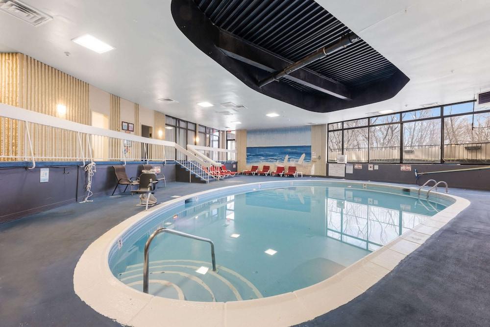 Clarion Hotel & Suites מאונט לאורל מראה חיצוני תמונה